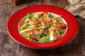 Салат Цезарь с креветками