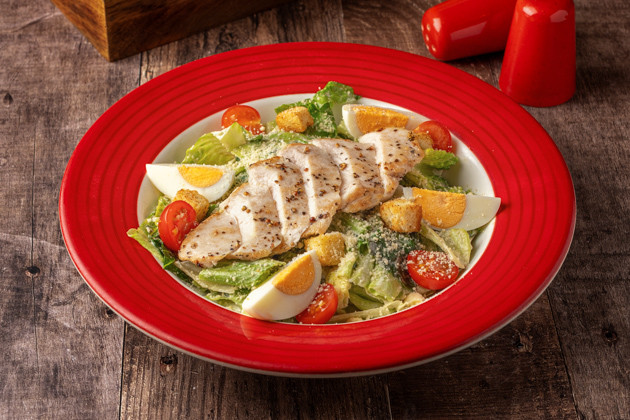 Салат Цезарь с куриной грудкой