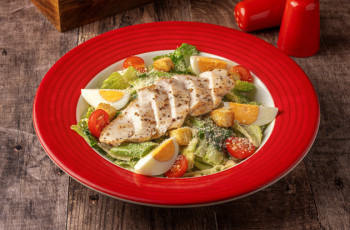 Салат Цезарь с куриной грудкой