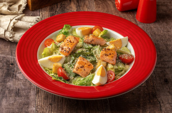 Салат Цезарь с лососем